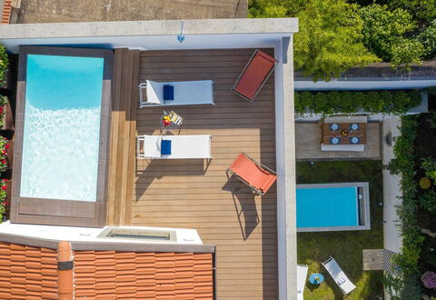 The Ivy Penthouse: Schwimmbad, Verbundwerkstoff, Freizeit, Gartenmöbel, Resort, Holzbeize, Eco Hotel, Schatten, Stuhl, Deck