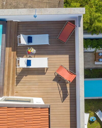 The Ivy Penthouse: Schwimmbad, Verbundwerkstoff, Freizeit, Gartenmöbel, Resort, Holzbeize, Eco Hotel, Schatten, Stuhl, Deck