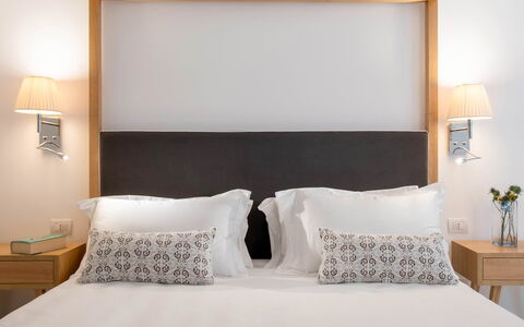 Suite Plumbago: Möbel, Bett, Interior Design, Schlafzimmer, Bedding, Holz, Linens, Bettdecke, Zimmer, Beleuchtung