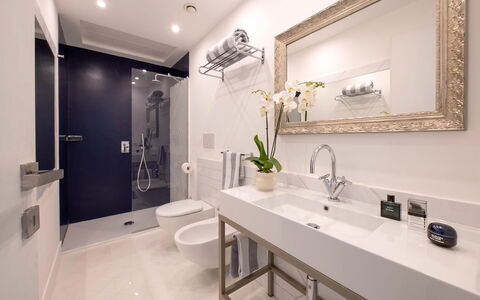 Suite Plumbago: Badezimmer, Armatur, Interior Design, Bad Sink, Spiegel, Sinken, Flooring, Fussboden, Zapfhahn, Badezimmerschrank