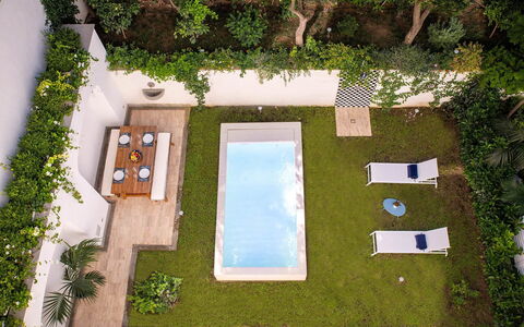 Jacaranda House: Schwimmbad, Gartenmöbel, Resort, Garten, Freizeit, Water Feature, Hinterhof, Hof, Eco Hotel, Landscaping