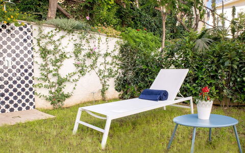Jacaranda House: Gartenmöbel, Garten, Schatten, Landscaping, Stuhl, Sonnenliege, Läge