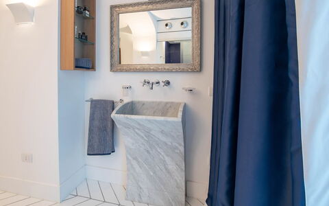 Jacaranda House: Interior Design, Flooring, Armatur, Fussboden, Badezimmer, Installation, Fliese, Zapfhahn, Spiegel