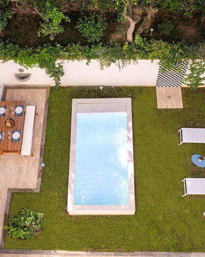 Jacaranda House: Schwimmbad, Gartenmöbel, Resort, Garten, Freizeit, Water Feature, Hinterhof, Hof, Eco Hotel, Landscaping