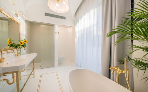 Suite Agave: Armatur, Interior Design, Badezimmer, Installation, Zapfhahn, Decke, Light Fixture, Badewanne, Formen, Sinken