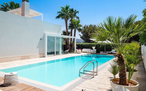 Villa Rossini: Schwimmbad, Resort, Gartenmöbel, Eco Hotel, Verbundwerkstoff, Sonnenliege, Freizeit, Schatten, Hotel, Blumentopf