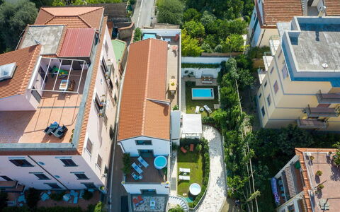The Ivy Villa: Gebäude, Wohngebiet, Haus, Zuhause, Nachbarschaft, \Stadt, Dach, Wohnung, Urban Design, Menschliche Siedlung