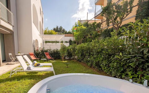 The Ivy Villa: Schwimmbad, Resort, Gartenmöbel, Hazienda, Sonnenliege, Balkon, Villa, Hotel, Eco Hotel, Hof