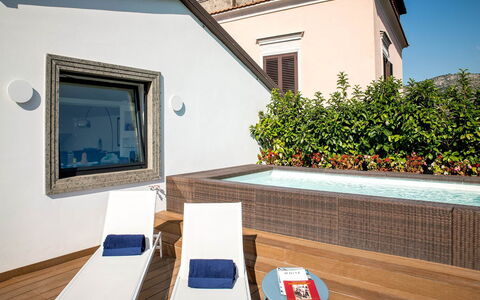 The Ivy Villa: Zuhause, Interior Design, Schwimmbad, Resort, Balkon, Hotel, Design, Villa, Zimmerpflanze, Eco Hotel