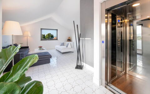 The Ivy Villa: Flooring, Fussboden, Interior Design, Decke, Wohnung, Light Fixture, Daylighting, Wohnzimmer, Couch