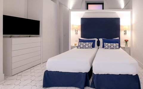 The Ivy Villa: Schlafzimmer, Interior Design, Wohnung, Bett, Bettdecke, Bedding, Bettrahmen, Linens, Kissen, Hotel