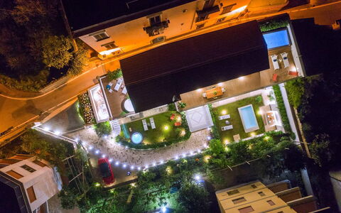 The Ivy Villa: Nacht, Garten, Schwimmbad, Landschaft Beleuchtung, Landscaping, Resort, Hinterhof, Hof, Garten, Vogelperspektive