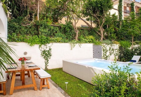 The Ivy Villa: Garten, Blumentopf, Gartenmöbel, Freizeit, Schwimmbad, Zimmerpflanze, Eco Hotel, Hinterhof, Hof, Schatten