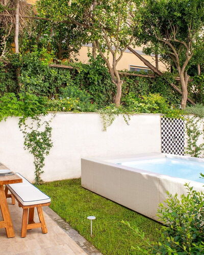 The Ivy Villa: Garten, Blumentopf, Gartenmöbel, Freizeit, Schwimmbad, Zimmerpflanze, Eco Hotel, Hinterhof, Hof, Schatten