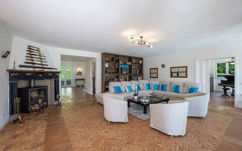 Villa Angela: Möbel, Interior Design, Flooring, Fussboden, Couch, Holz, Decke, Wohnzimmer, Zimmer, Tabelle