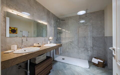 Villa Angela: Flooring, Bad Sink, Armatur, Interior Design, Wand, Badezimmer, Fussboden, Sinken, Zapfhahn, Decke