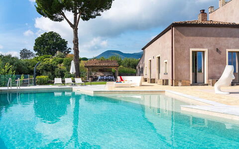 Villa Magical Tower: Schwimmbad, Estate, Resort, Thermae, Water Feature, Hazienda, Landscaping, Villa, Hof, Reflecting Pool