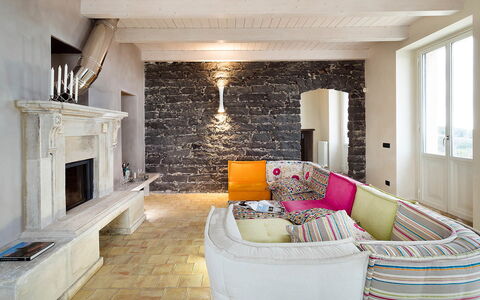 Villa Magical Tower: Möbel, Interior Design, Flooring, Wand, Fussboden, Couch, Holz, Decke, Wohnzimmer, Zimmer