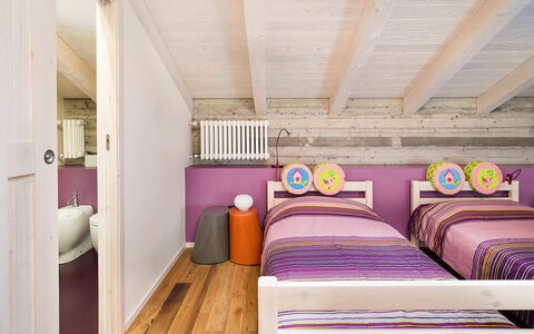 Villa Magical Tower: Möbel, Interior Design, Schlafzimmer, Bett, Flooring, Fussboden, Holz, Decke, Zimmer, Zuhause