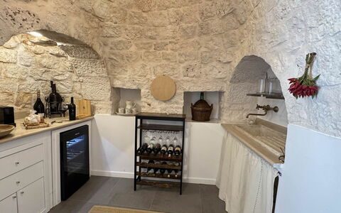 Trulli Maria: Interior Design, Möbel, Regale, Küche, Regal, Küchengerät, Countertop, Natürliches Material, Cabinetry, Light Fixture