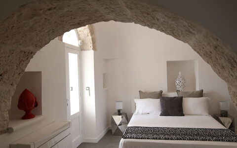 Trulli Maria: Wand, Möbel, Interior Design, Schlafzimmer, Decke, Beleuchtung, Zimmer, Bett, Linens, Zuhause