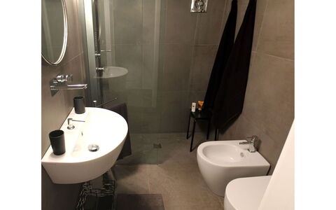 Trulli Maria: Badezimmer, Armatur, Flooring, Fussboden, Toilette, Interior Design, Toilleten Sitz, Installation, Sinken, Bad Sink