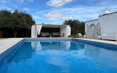 Trulli Maria: Blau, Schwimmbad, Verbundwerkstoff, Resort, Freizeit, Schatten, Hotel, Water Feature, Hof, Villa