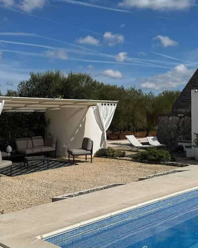 Trulli Maria: Gartenmöbel, Flagstone, Schatten, Stuhl, Landscaping, Schwimmbad, Outdoor Struktur, Garten, Hinterhof, Terrasse
