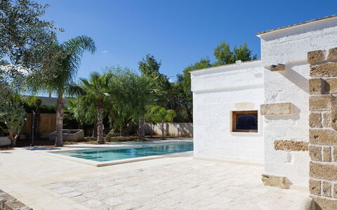 Villa Salentina: Schwimmbad, Verbundwerkstoff, Fliese, Schatten, Flagstone, Beton, Water Feature, Estate, Design