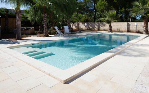 Villa Salentina: Schwimmbad, Flooring, Fussboden, Verbundwerkstoff, Fliese, Resort, Beton, Schatten, Water Feature, Flagstone