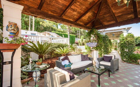 Villa Martina: Möbel, Stuhl, Resort, Tabelle, Garten, Gartenmöbel, Eco Hotel, Schatten, Terrasse, Hinterhof