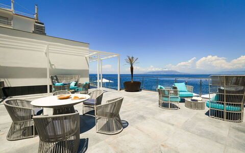 Villa Marina Grande: Blau, Gartenmöbel, Schwimmbad, Resort, Möbel, Meer, Stuhl, Ozean, Schatten, Küste
