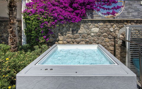 Villa Marina Grande: Armatur, Badewanne, Verbundwerkstoff, Schwimmbad, Water Feature, Jacuzzi, Natürliches Material, Fliese, Design