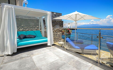 Villa Marina Grande: Blau, Gartenmöbel, Möbel, Schwimmbad, Resort, Meer, Stuhl, Schatten, Freizeit, Regenschirm