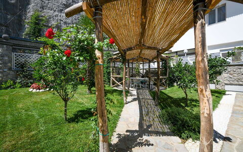 Villa Marina Grande: Garten, Outdoor Struktur, Schatten, Hinterhof, Garten, Stuhl, Landscaping, Flagstone, Hof, Design