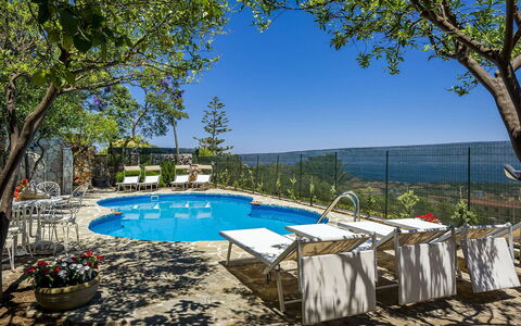 Villa Romy: Blau, Schwimmbad, Gartenmöbel, Möbel, Resort, Stuhl, Eco Hotel, Schatten, Flagstone, Sonnenliege