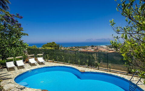 Villa Romy: Blau, Wasser, Schwimmbad, Resort, Gartenmöbel, Meer, Schatten, Eco Hotel, Küste, Freizeit
