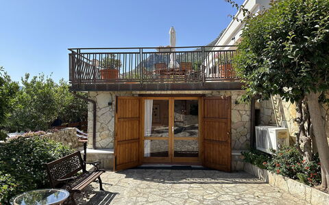 Villa Romy: Blumentopf, Estate, Balkon, Schatten, Flagstone, Zimmerpflanze, Hof, Veranda, Garten, Landscaping