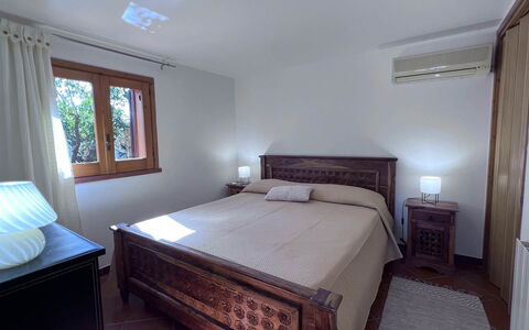 Villa Romy: Bett, Möbel, Interior Design, Schlafzimmer, Flooring, Holz, Fussboden, Bettdecke, Bedding, Zimmer