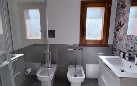 Villa Romy: Badezimmer, Armatur, Bad Sink, Sinken, Flooring, Fussboden, Toilette, Zapfhahn, Interior Design, Toilleten Sitz