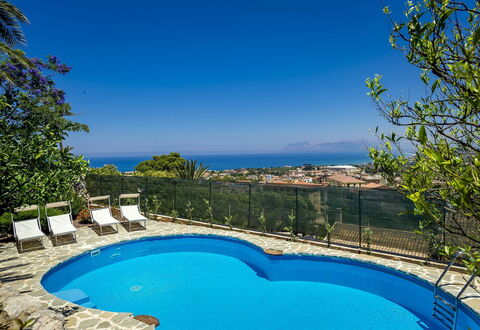 Villa Romy: Blau, Wasser, Schwimmbad, Resort, Gartenmöbel, Meer, Schatten, Eco Hotel, Küste, Freizeit