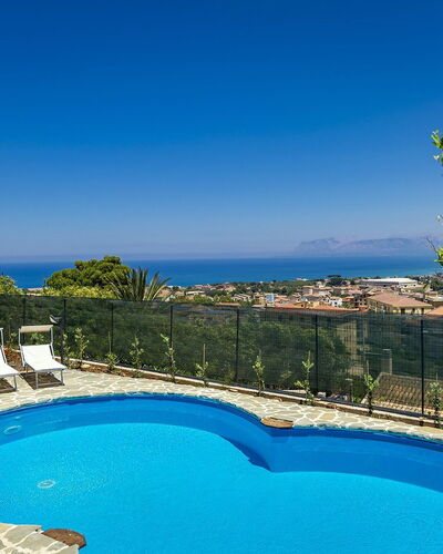 Villa Romy: Blau, Wasser, Schwimmbad, Resort, Gartenmöbel, Meer, Schatten, Eco Hotel, Küste, Freizeit