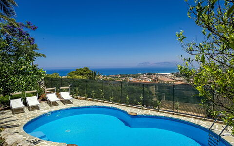 Villa Jamie: Blau, Wasser, Schwimmbad, Resort, Gartenmöbel, Meer, Küste, Eco Hotel, Ferienort, Hotel