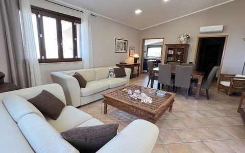 Villa Jamie: Möbel, Interior Design, Couch, Flooring, Fussboden, Tabelle, Zimmer, Wohnzimmer, Holz, Decke