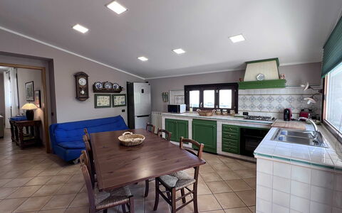 Villa Jamie: Möbel, Interior Design, Flooring, Küche, Decke, Stuhl, Tabelle, Countertop, Zimmer, Küche & Esszimmer Tisch