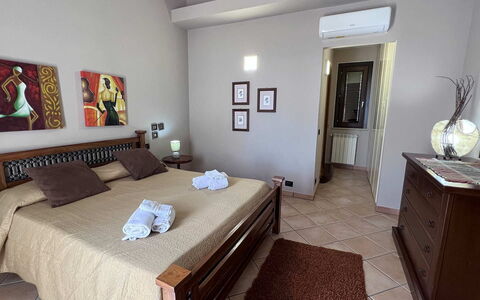 Villa Jamie: Bett, Möbel, Schlafzimmer, Interior Design, Fussboden, Flooring, Bettdecke, Bedding, Zimmer, Decke