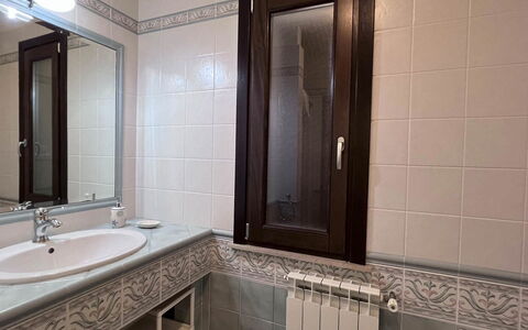 Villa Jamie: Bad Sink, Armatur, Sinken, Interior Design, Flooring, Spiegel, Zapfhahn, Badezimmer, Countertop, Fussboden