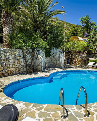 Villa Jamie: Blau, Schwimmbad, Gartenmöbel, Resort, Möbel, Eco Hotel, Flagstone, Schatten, Stuhl, Freizeit