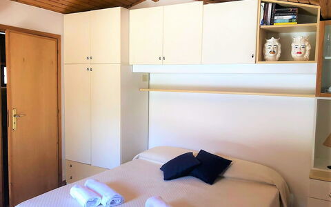 Casa Sally: Möbel, Schlafzimmer, Bett, Interior Design, Holz, Flooring, Fussboden, Bettdecke, Zimmer, Bedding