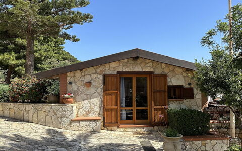 Casa Sally: Tür, \Fels, Hütte, Steinwand, Garten, Schatten, Gartenbauten, Landscaping, Estate, Garten